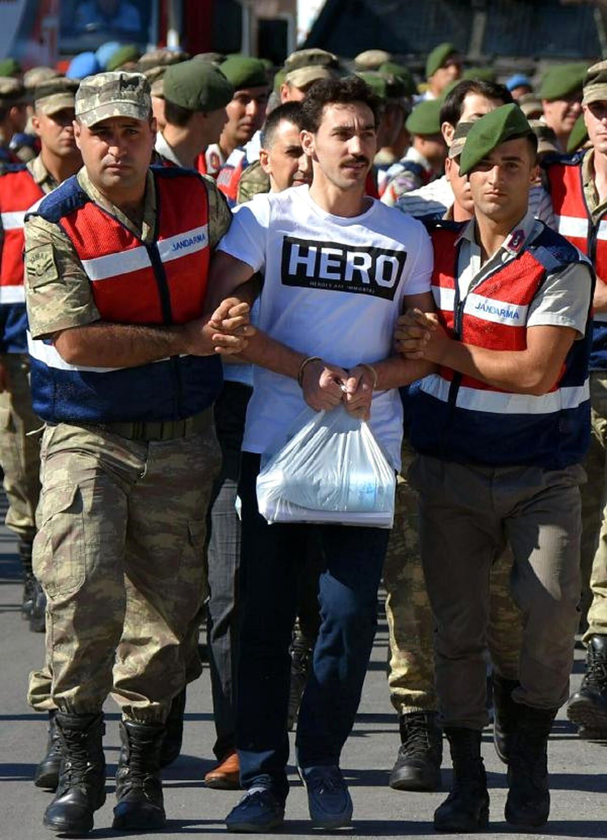 Hero\' Tişörtü Nedeniyle 5 Görevli Hakkında Dava Açıldı
