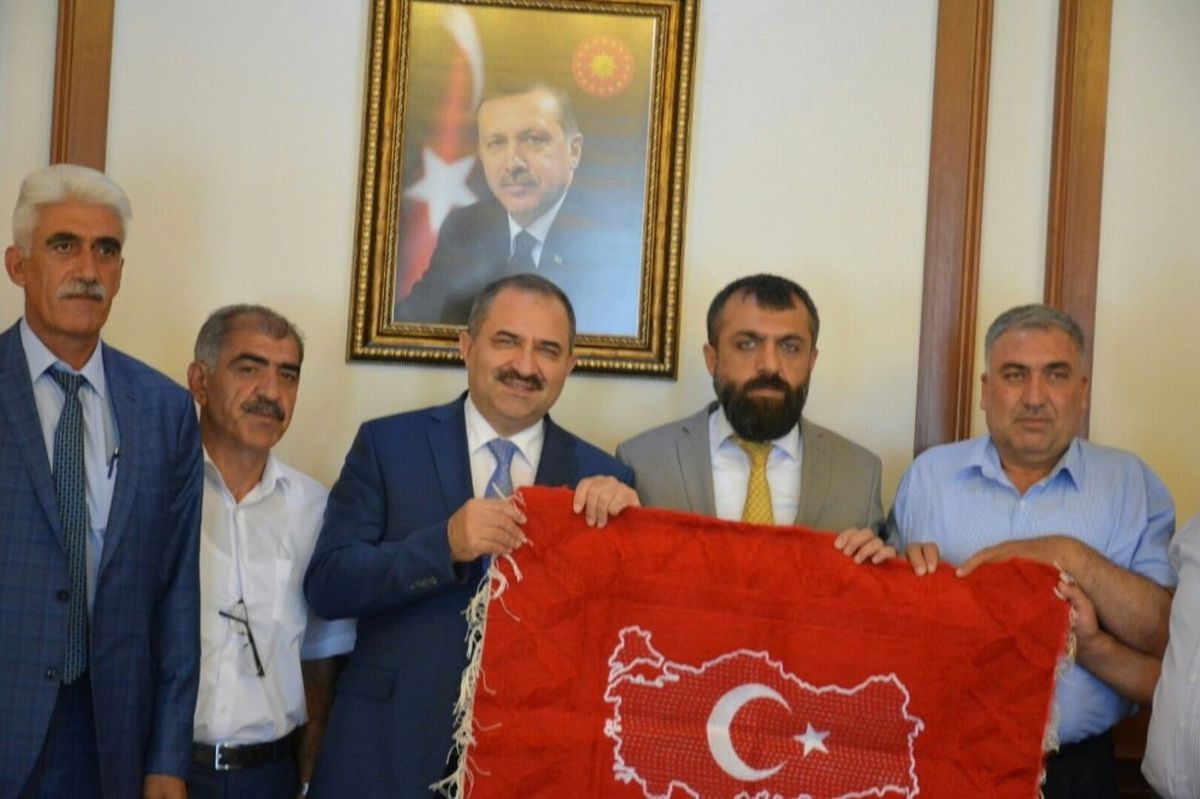 İhsan Akın Vali Kaban\'a Halı Hediye Etti