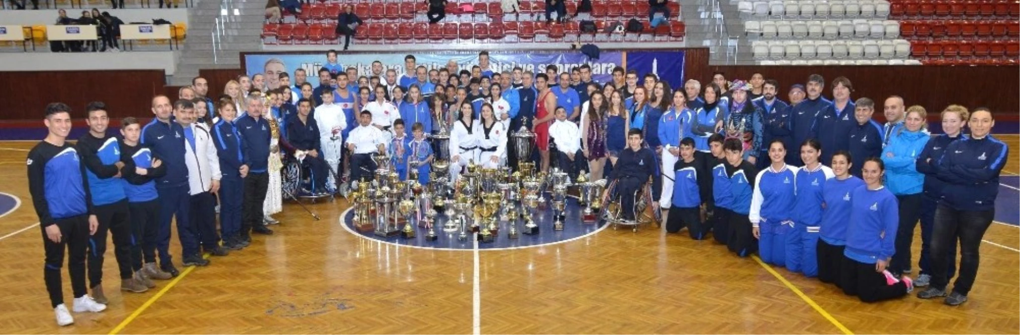 İzmir Büyükşehir Belediyesi\'ne 165 Madalya ve 29 Kupa