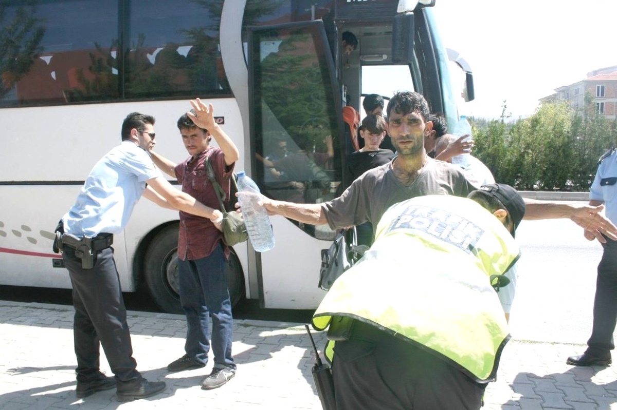 Kaçak Göçmen Taşıyan Otobüs Şoförü Tutuklandı