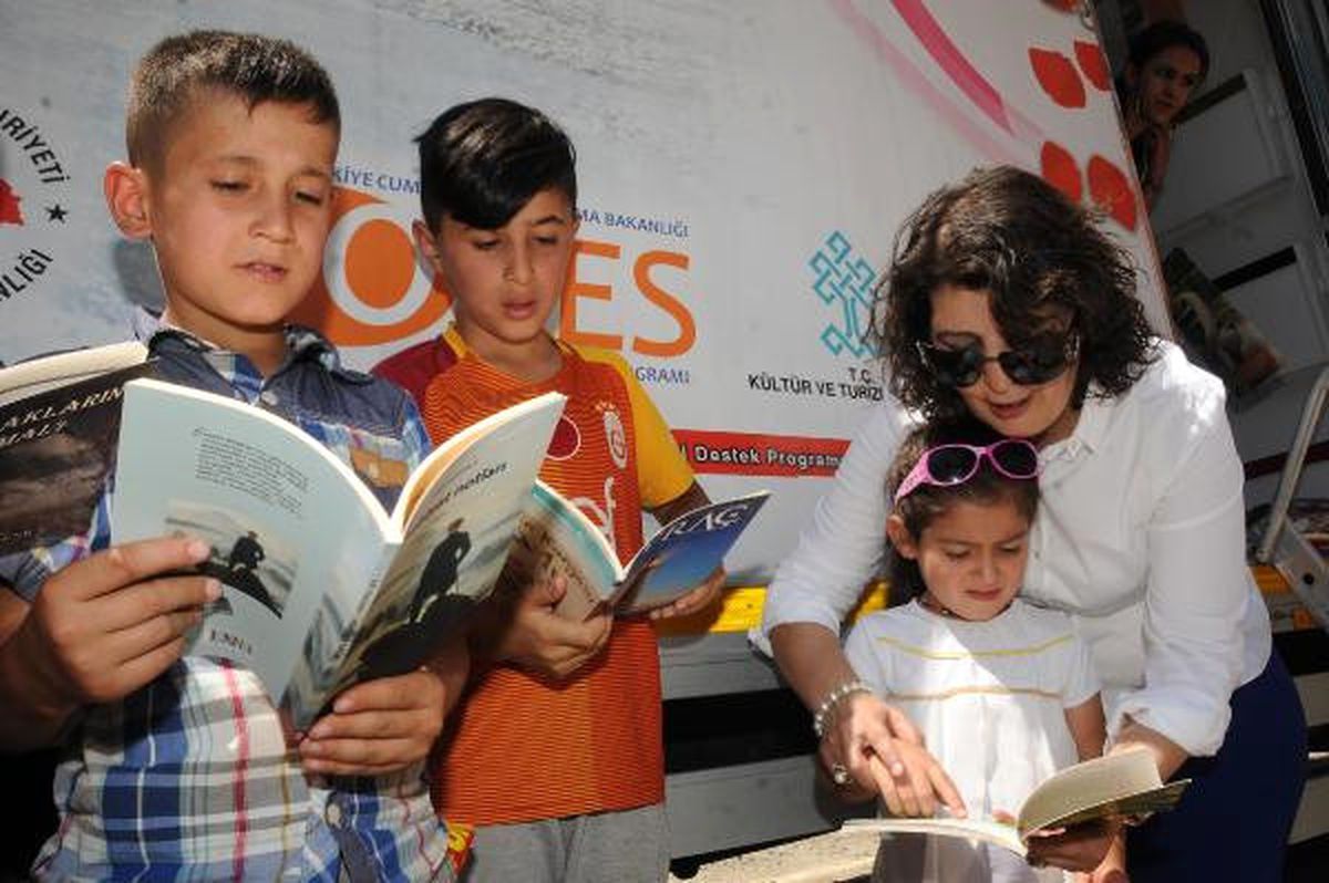 Kadın Kütüphane Müdürü Köy Köy Dolaşıp Kitap Dağıtıyor