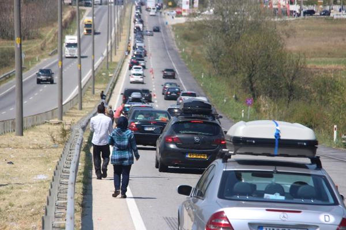 Gurbetçilerin Dönüş Çilesi! Kapıkule\'de Kuyruk 5 Kilometreyi Buldu