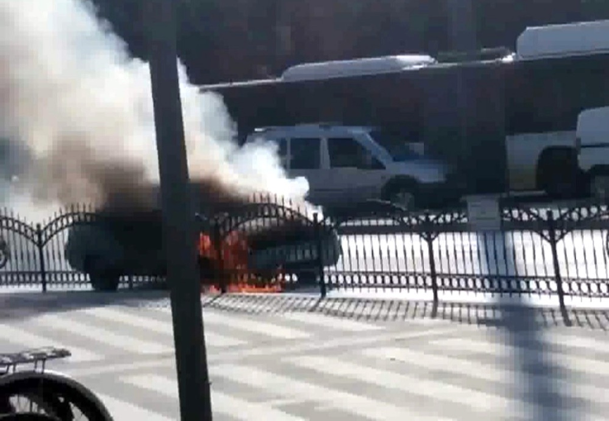 Kırmızı Işıkta Bekleyen Otomobil Alev Alev Yandı