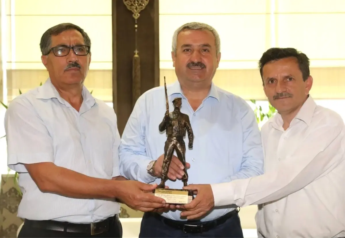 Körfez Şehit Ailelerinden Başkan Baran\'a Anıt Teşekkürü