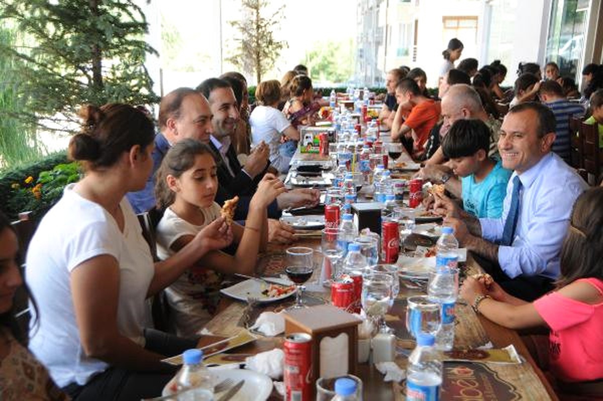 Maddona İçin Yaptığı Pizzayı, Tunceli\'de Yoksul Çocuklar İçin Pişirdi