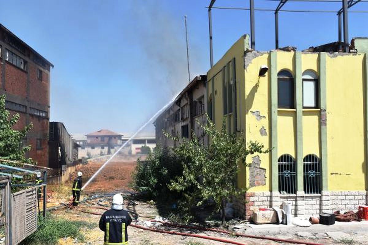 Malatya\'da 2 Kutu Fabrikası Alev Alev