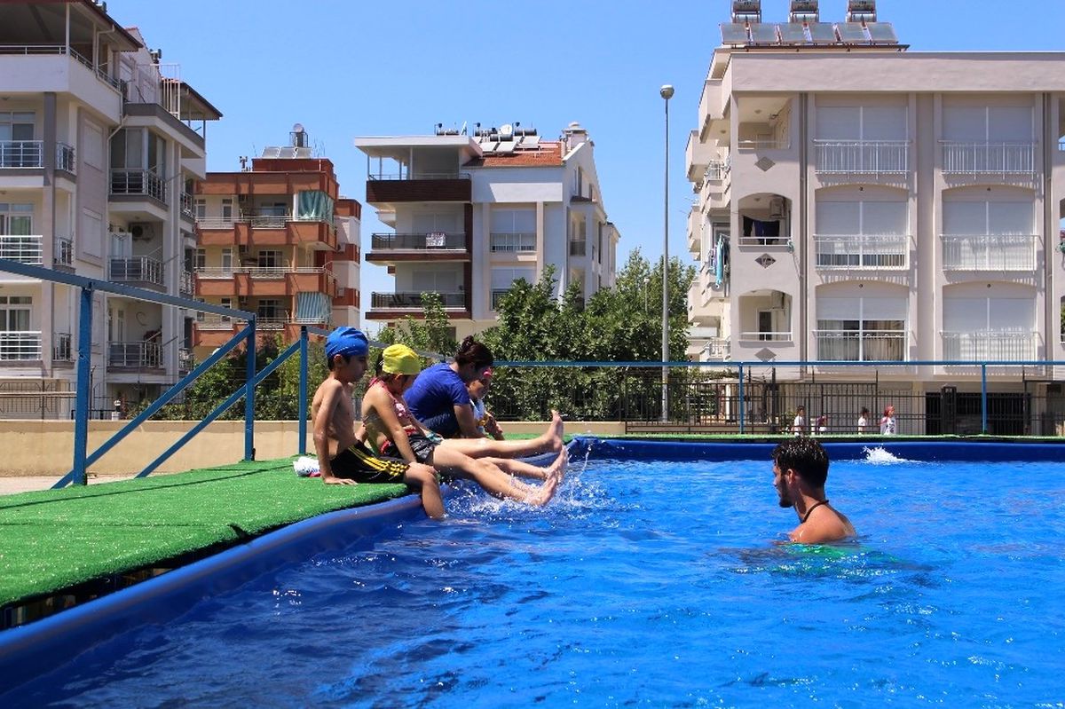 Manavgatlı Çocuklar Yüzme Öğreniyor