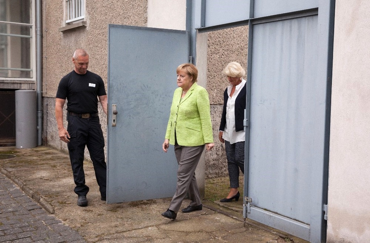 Merkel\'den Eski Stasi Hapishanesine Ziyaret