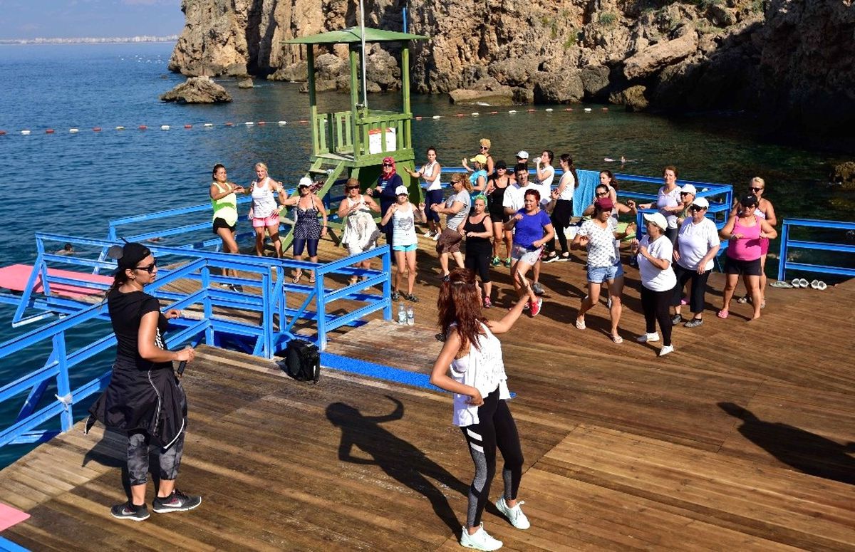 Muratpaşalı Evkadınları Plajda Zumba Yapıyor