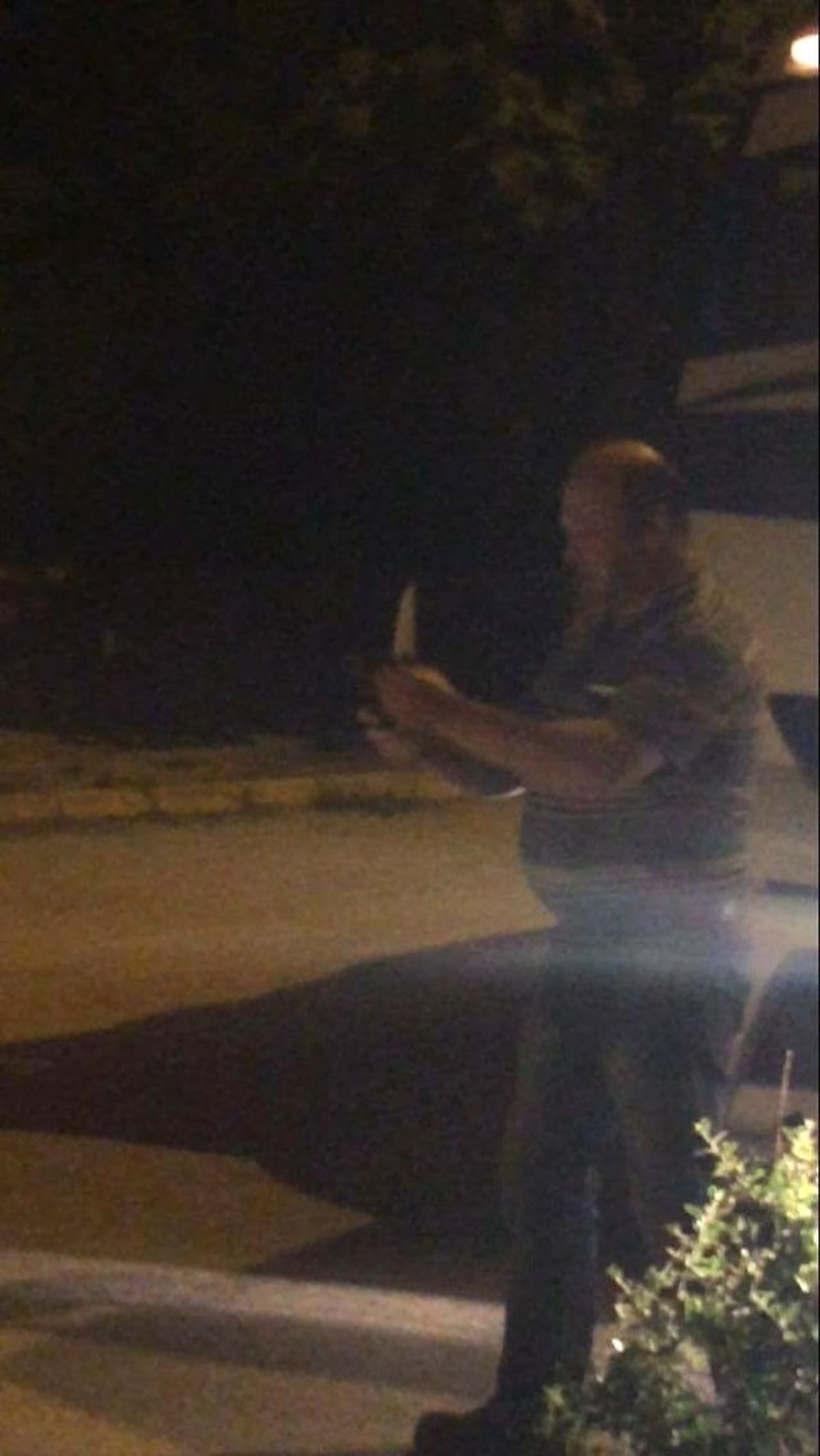 Önce Elektrik Tellerini Kopardı Ardından Bıçak Çekti