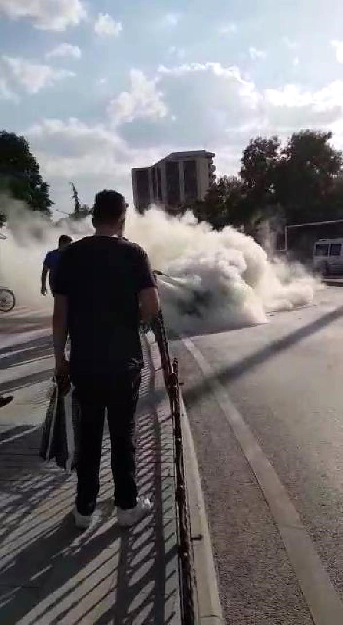 Otomobil Cadde Ortasında Alev Alev Yandı