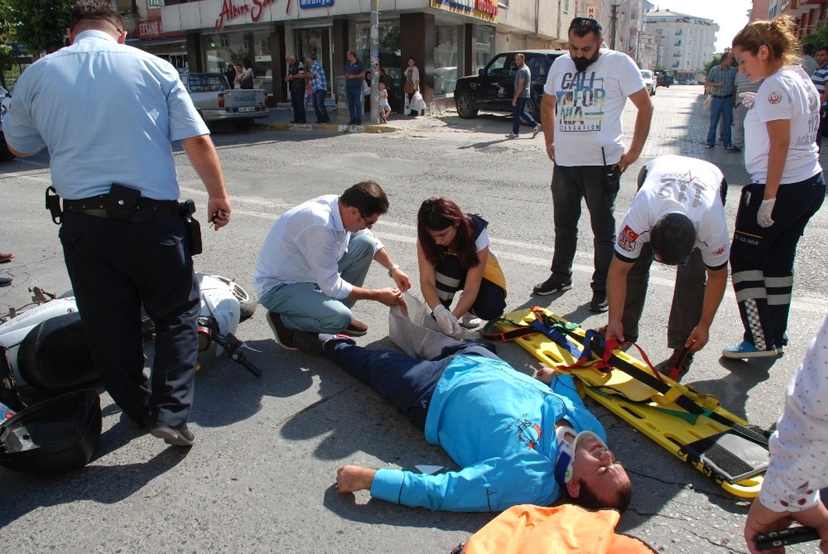 Otomobil, Elektrikli Bisiklete Çarptı: 1 Yaralı