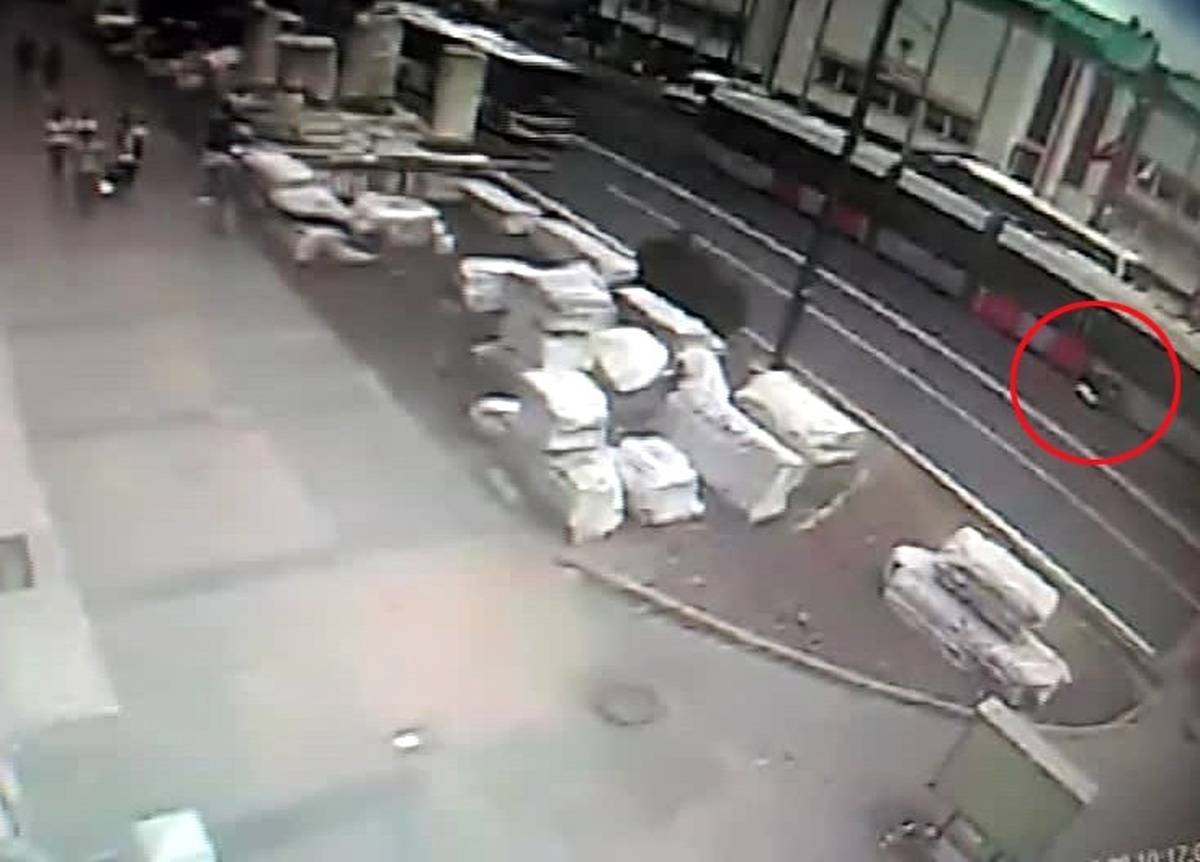 İki Tramvay Arasında Kalarak Ölümden Dönen Motosikletlinin Görüntüleri Kamerada