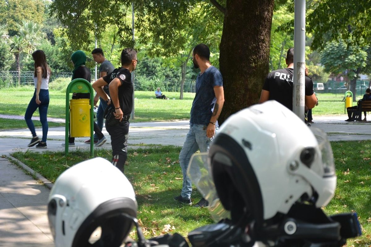 Polis Parklarda Kuş Uçurtmuyor