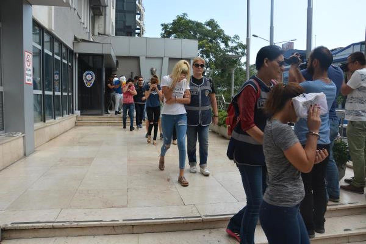 Ruletli\'  ve \'Transferli\' Fuhuş Çetesi Operasyonu: 11 Gözaltı