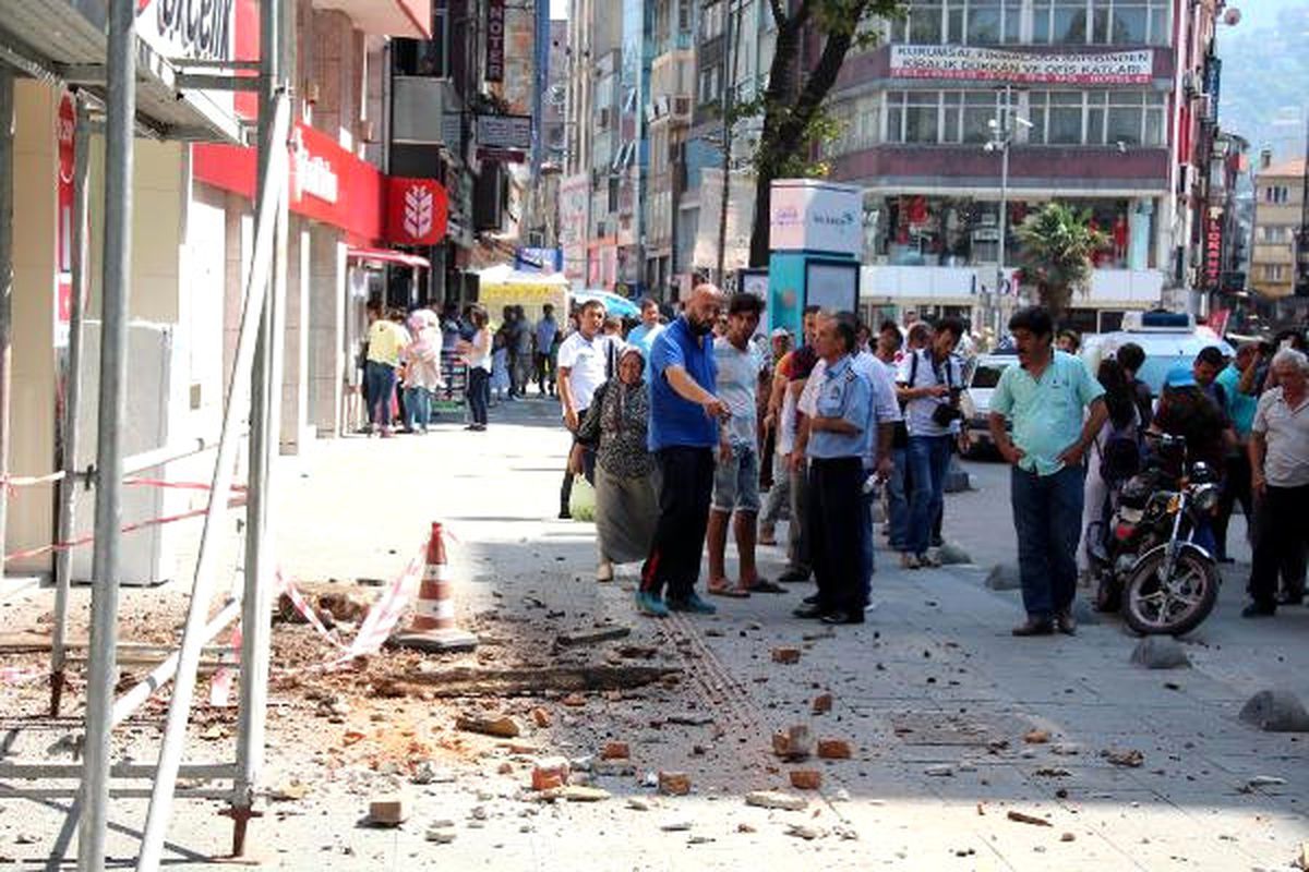 Tadilattaki Binadan Düşen Sıva ve Tuğla Parçaları Korkuttu