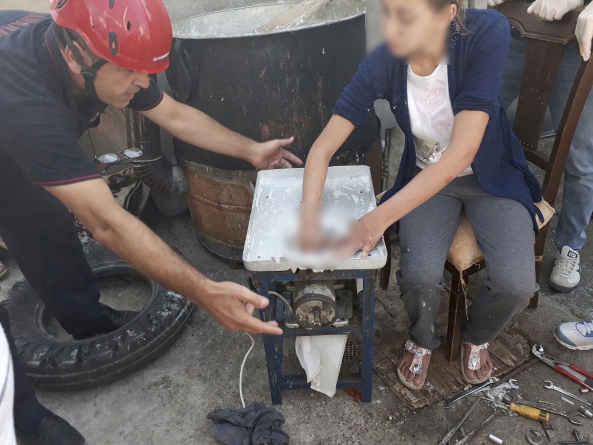 Tarhana Çekerken Elini Makineye Kaptırdı