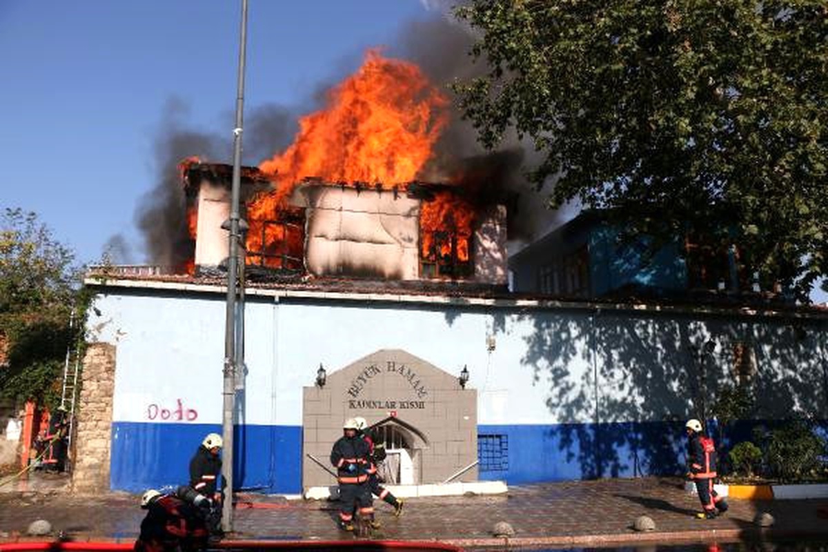 Tarihi Hamam Alev Alev Yandı, Kasımpaşa Sokağa Döküldü