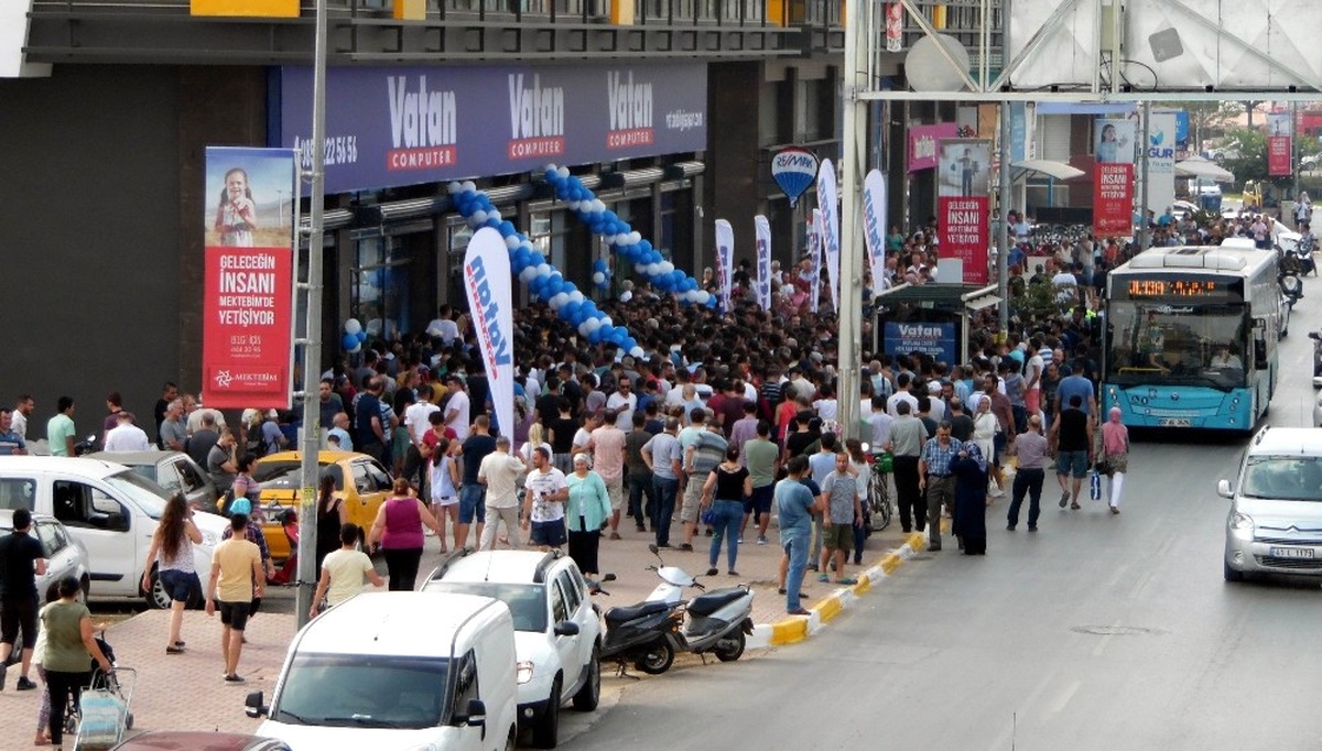 Teknoloji Market Açılışında İndirim İzdihamı