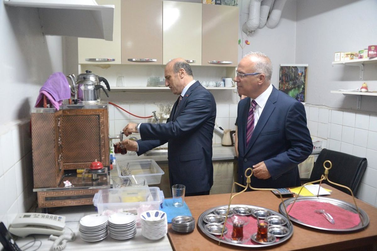 Vali Çiftçi\'den Çay Servisi