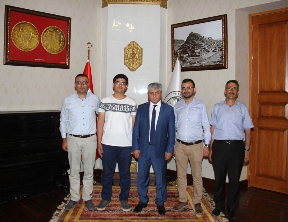 Vali Doğan, Anadolu Bursiyerini Makamında Kabul Etti