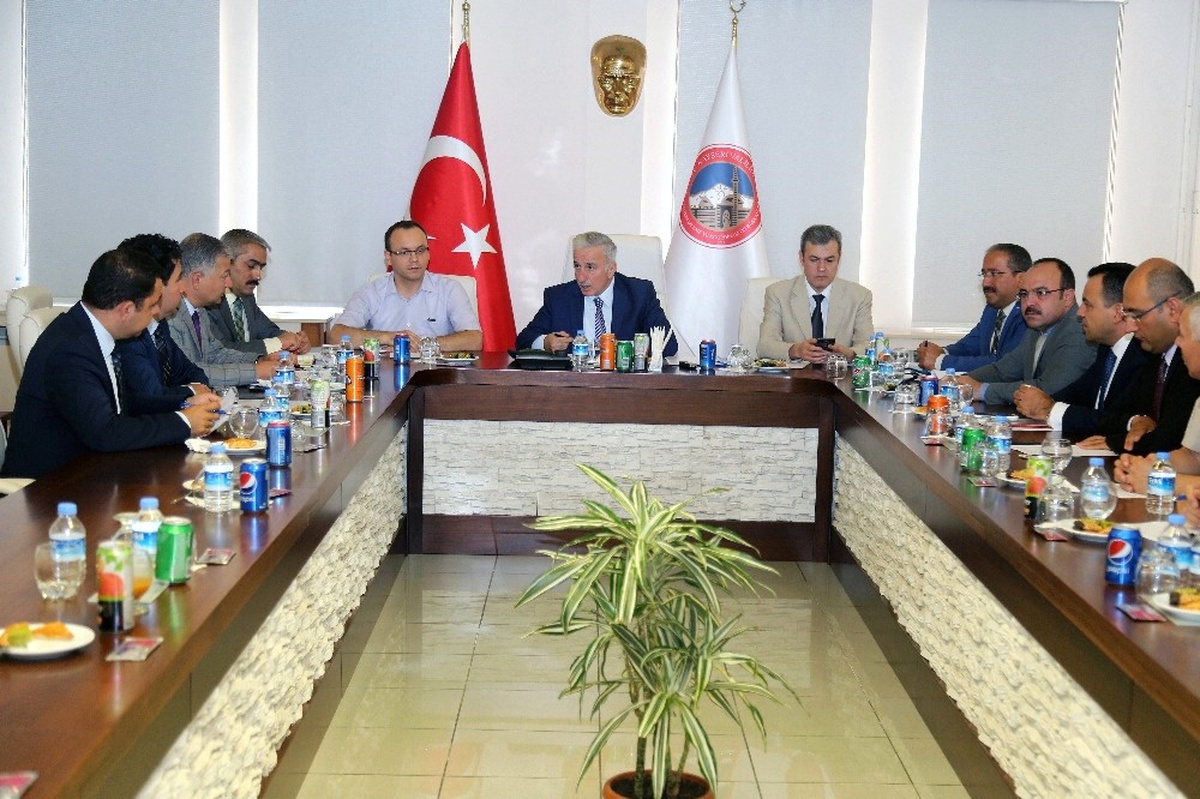 Vali Kamçı Kaymakamlarla Toplantı Yaptı