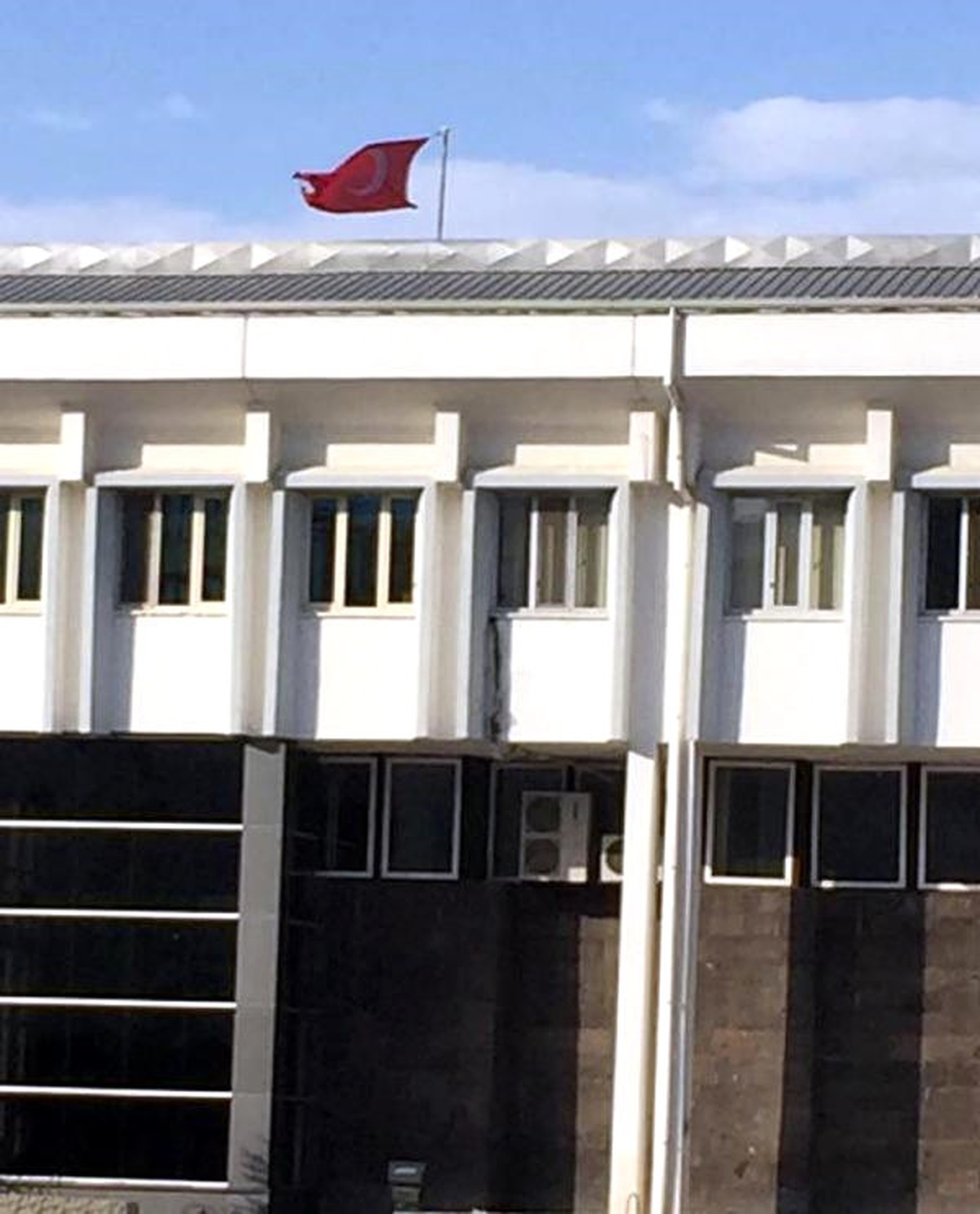 Vatandaş Uyardı, Valilikteki Bayrak Değişti