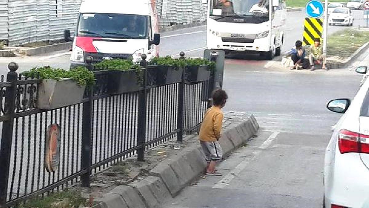 Yaşıtları Uyurken O Yollarda