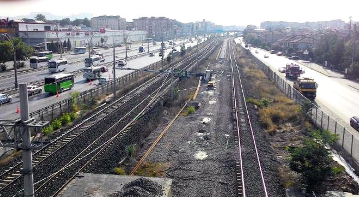 3- İş Makinesi Devrildi, Tren Seferleri Durdu