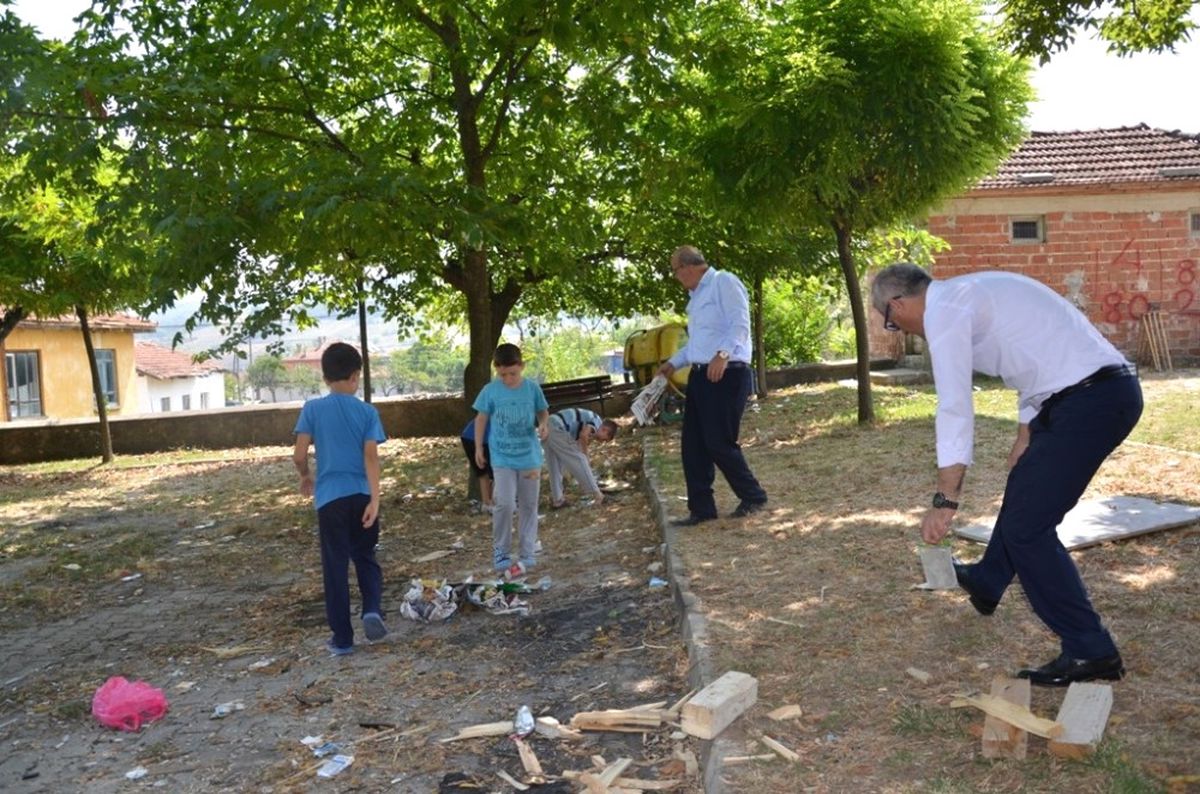 Başkan Miniklerle Çöp Topladı