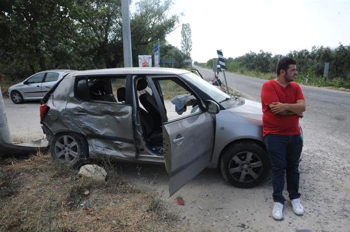 Bursa\'da Yolcu Minibüsü ile Otomobil Çarpıştı: 3 Yaralı