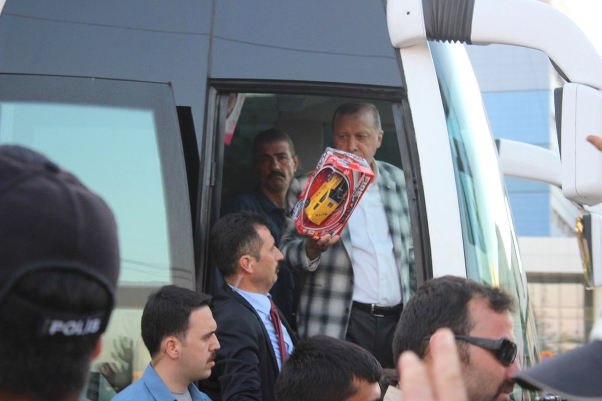 Cumhurbaşkanı Erdoğan\'dan Çocuklara Oyuncak
