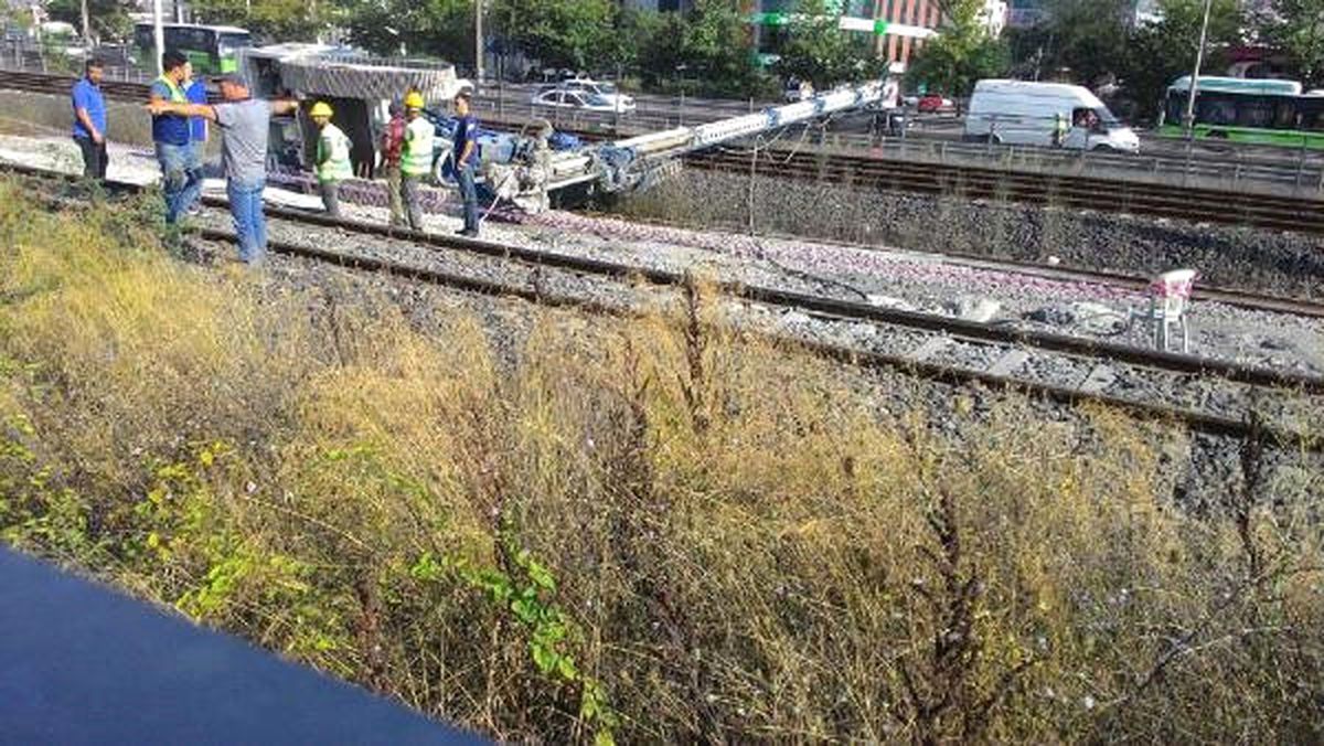 Dha Yurt: İş Makinesi Devrildi, Tren Seferleri Durdu