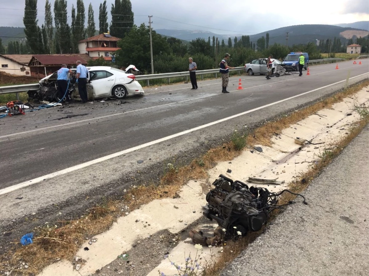Amasya\'da 2 Otomobil Çarpıştı: 1 Ölü, 3 Yaralı