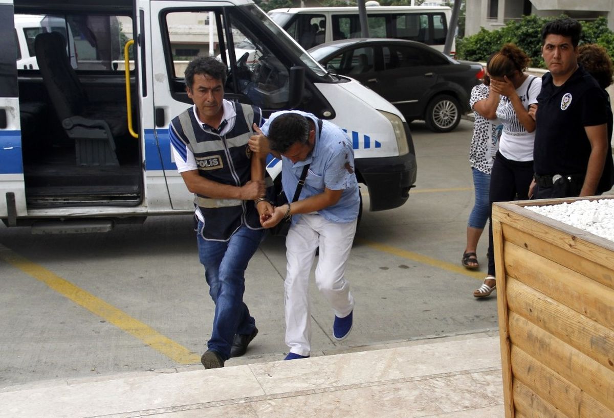 Dolandırıcılık Şüphelisi Polisi Bacağından Isırıp Yaraladı
