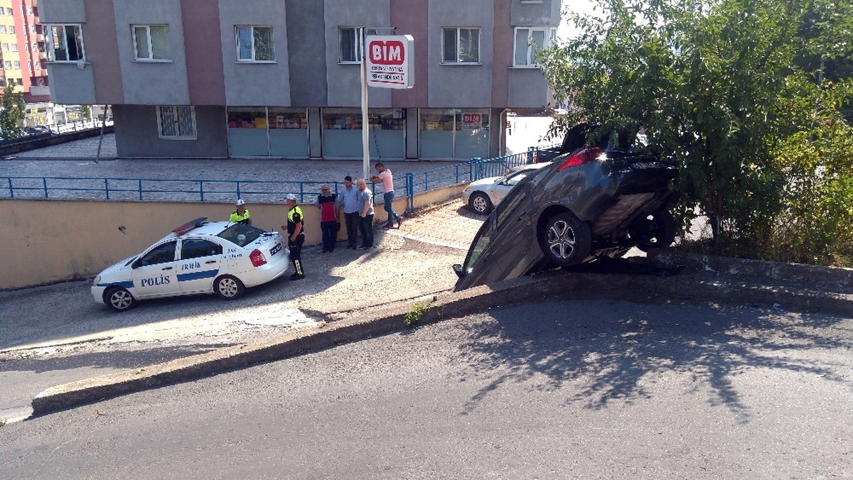 El Freni Boşalan Otomobil Duvardan Aşağı Uçtu
