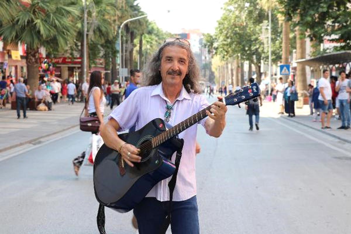 Emekli Bankacı \'Rock\'çı Oldu