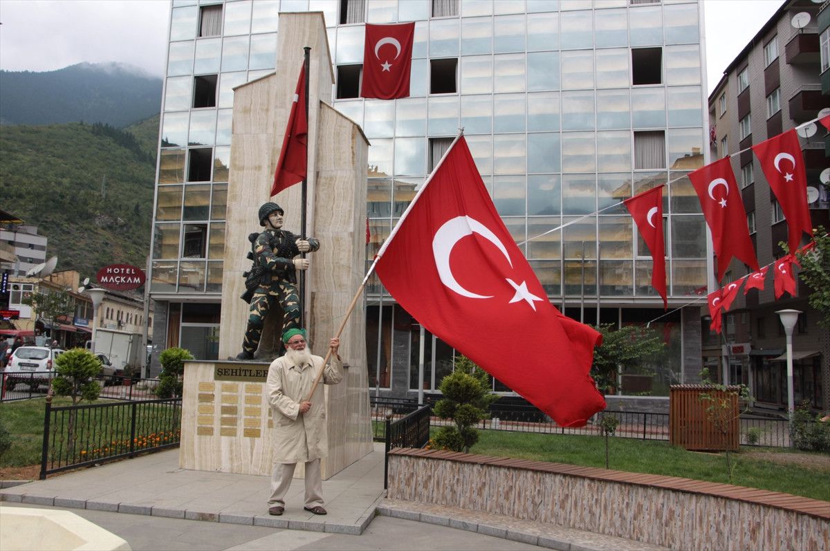 Eren\'in İlçesinde Hüzün Hakim