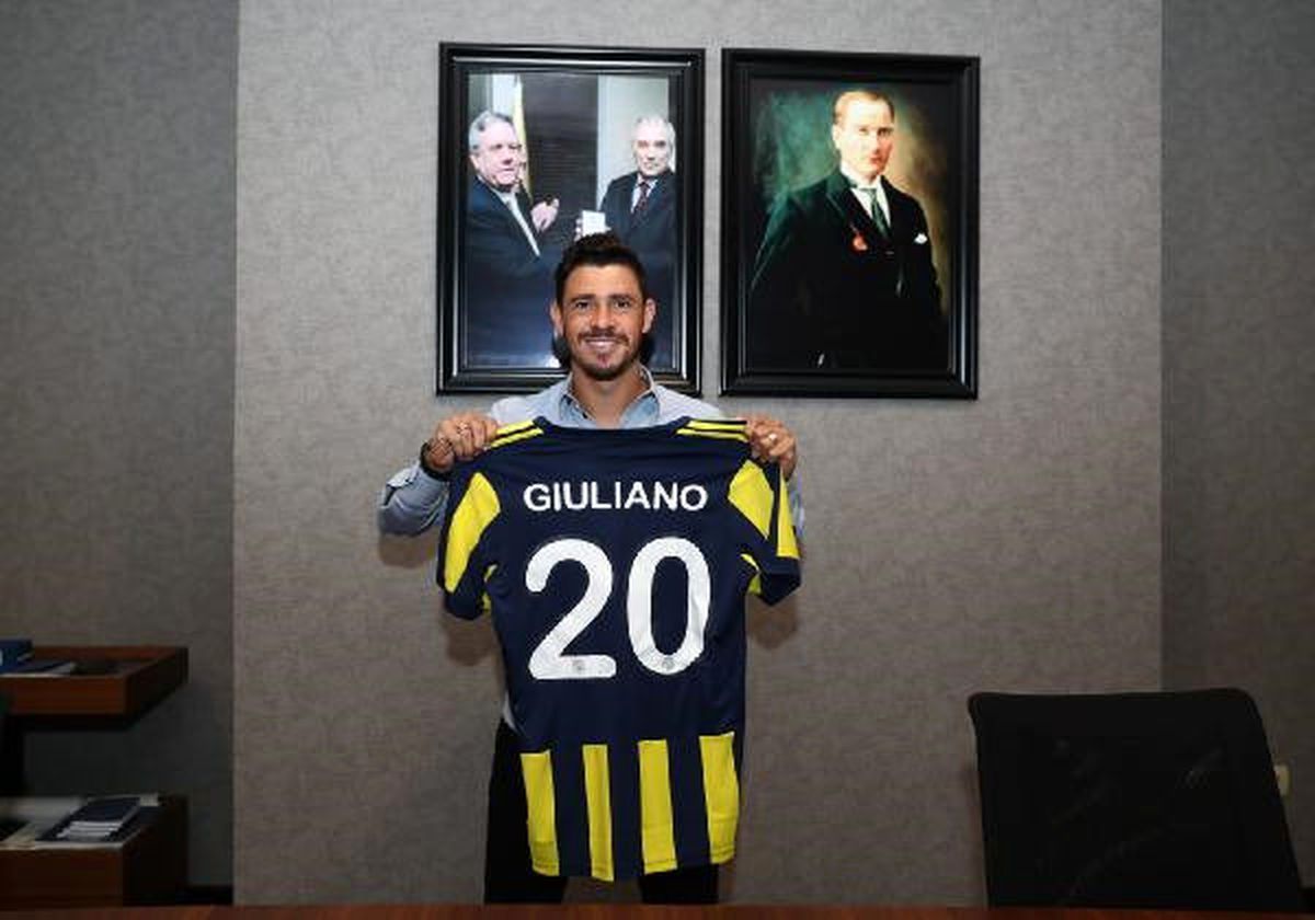 Fenerbahçe, Giuliano\'ya İmzayı Attırdı