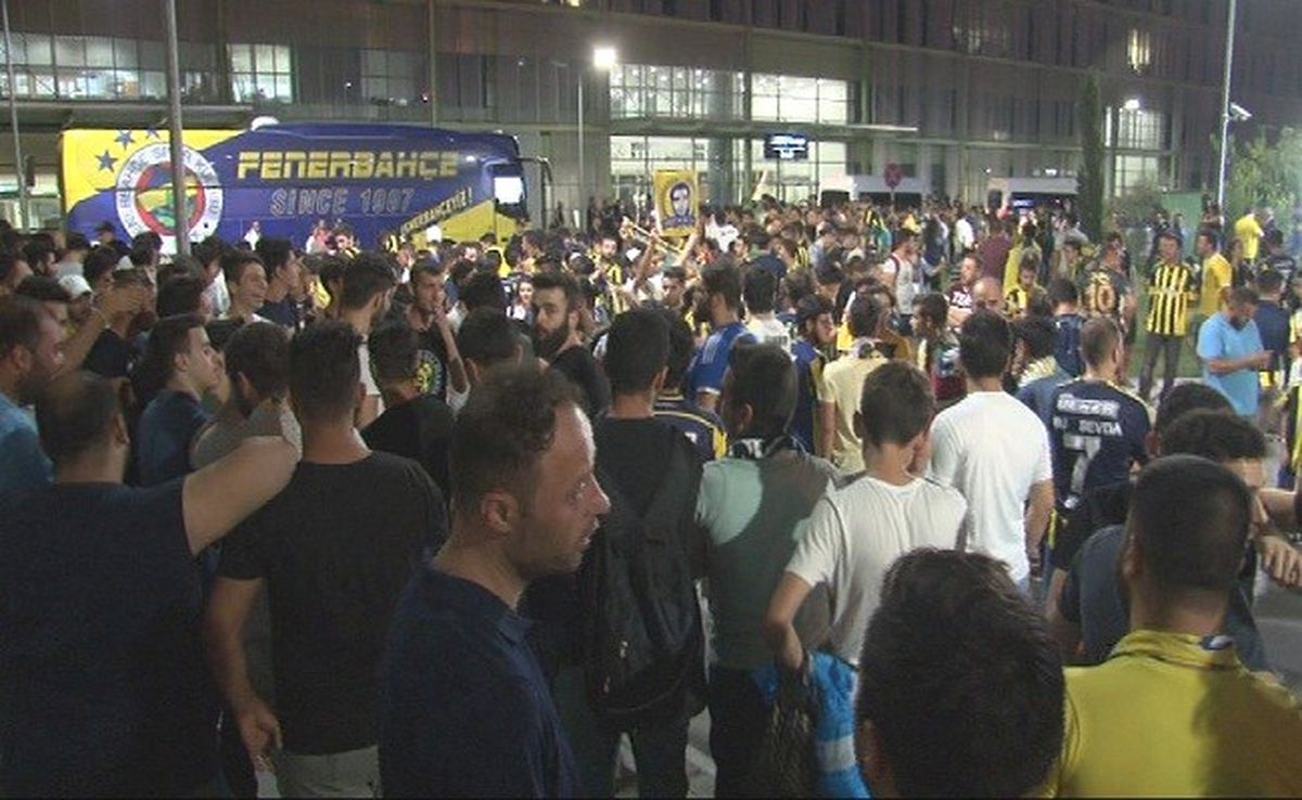 Fenerbahçe, İzmir\'de Coşkuyla Karşılandı