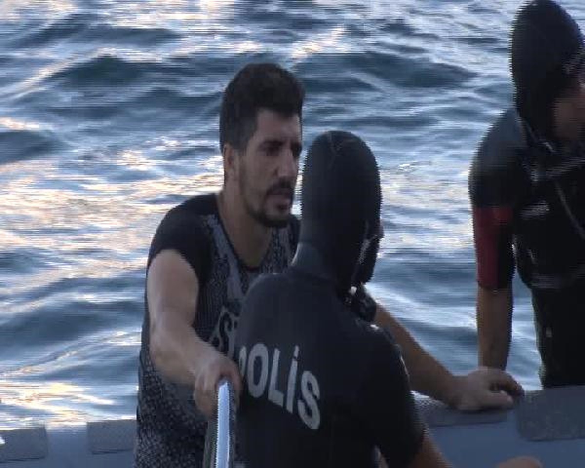 Galata Köprüsü\'nden Atladı; Denizden Çıkmak İstemedi