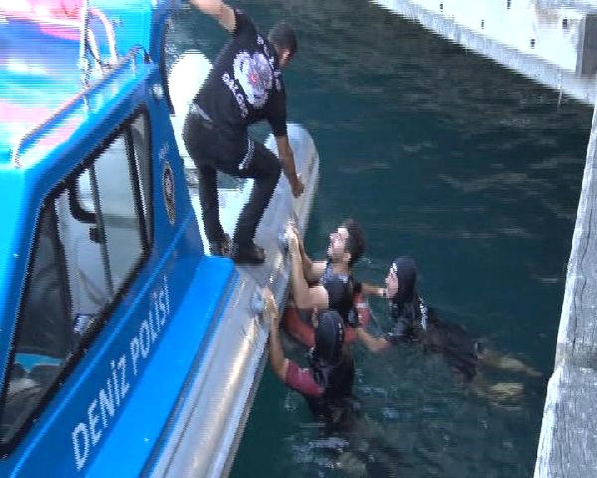 Galata Köprüsü\'nden Atladı; Denizden Çıkmak İstemedi