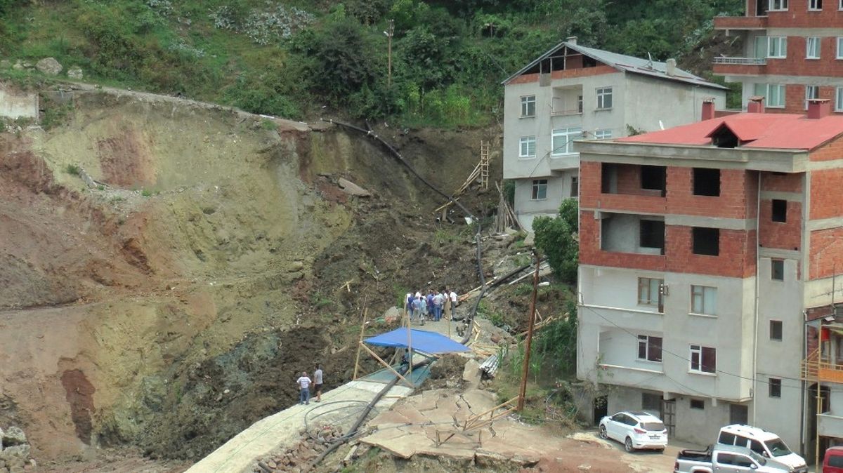 Giresun\'da Bir İnşaatın Temelinin Kazılması Sırasında Toprak Kayması Meydana Geldi
