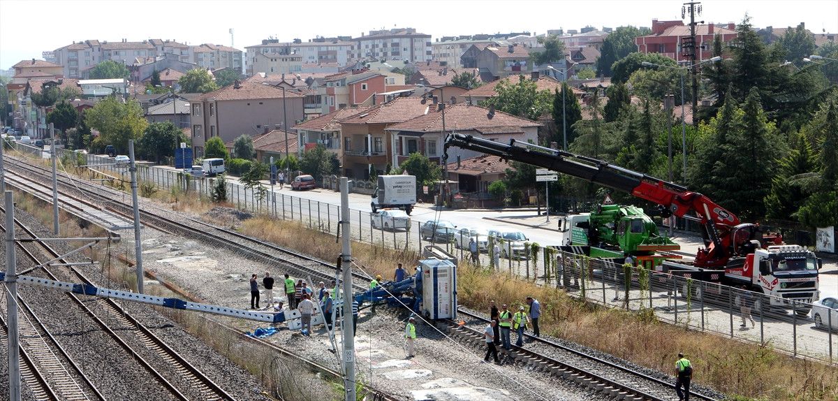 Güncelleme 2 - Kocaeli\'de Yht Hattına İş Makinesi Devrildi