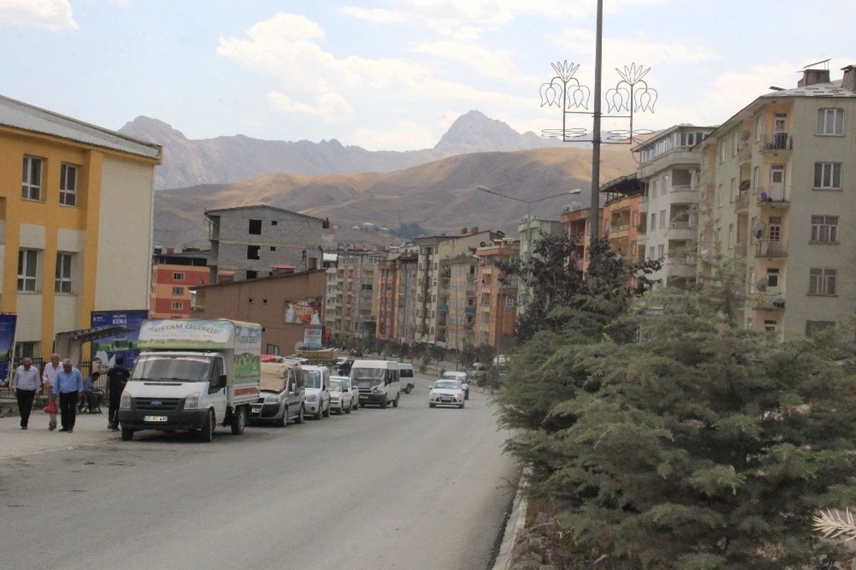 Hakkari\'de Yollar Asfaltlandı Sürücüler Hız Limitini Aştı