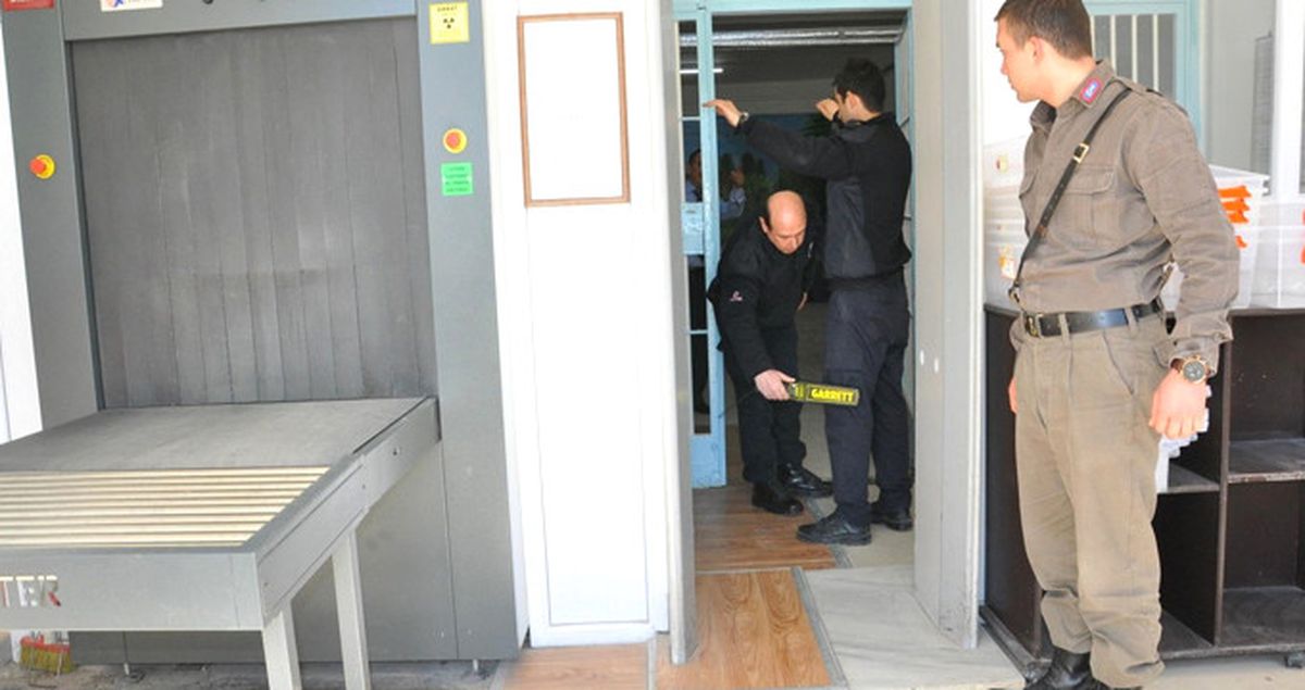 Hapisteki Eşine Battaniyeyle Bonzai Taşırken, X-RAY Cihazına Yakalandı!