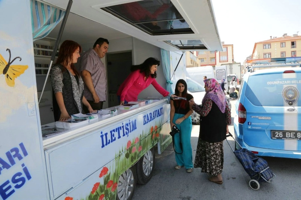 İletişim Karavanı Mahalle Mahalle Gezerek Vatandaşların Sorunlarını Dinliyor
