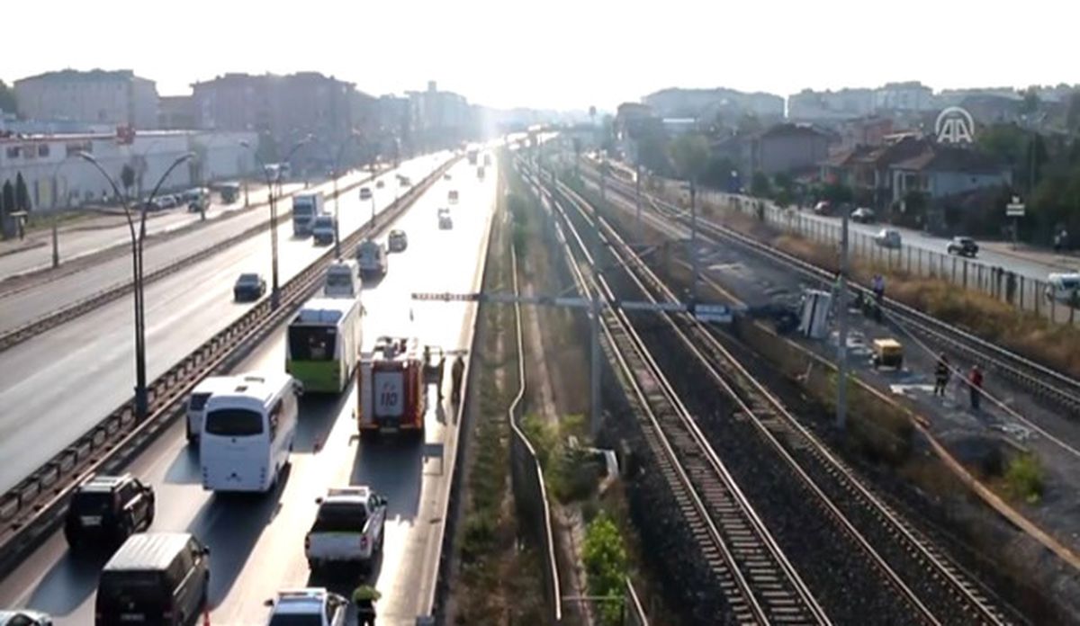 İş Makinesi Hızlı Tren Hattına Devrildi