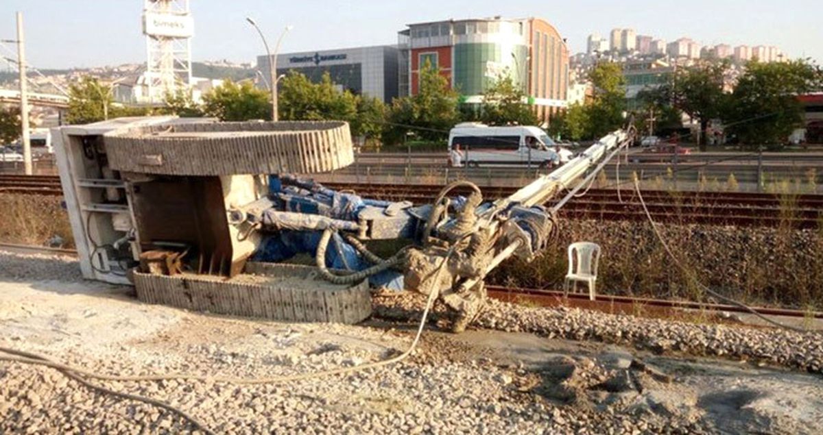 İzmit\'te Tren Yoluna İş Makinesi Devrilince Seferler Durduruldu