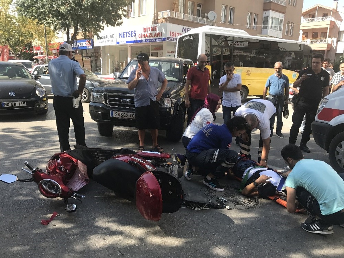 Kamyonet Elektrikli Bisiklete Çarptı: 1 Yaralı